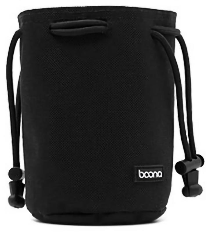 Rowaica レンズポーチ 巾着 レンズケース 一眼レフ ミラーレス ソフト レンズ収納 広角 標準ズーム 望遠 (ブラック, S)一眼レフやミラーレスカメラのレンズを保護する、持ち運びに便利な巾着タイプのレンズポーチです。大切なレンズを衝撃や傷から守り、安全に保管・持ち運びできます。カラーはブラックとグレーの2色をご用意、サイズはS、M、Lの3サイズ展開で、広角レンズから標準ズーム、望遠レンズまで幅広く対応します。お持ちのレンズに合わせて最適なサイズをお選びいただけます。内側には柔らかな裏起毛素材を採用し、レンズを優しく包み込み、衝撃やキズからしっかりと保護します。デリケートなレンズ表面を傷つける心配なく、安心して持ち運ぶことができます。表地には防水性の高いオックスフォード生地を使用しており、突然の雨や水滴からレンズを守ります。巾着式なので、レンズの出し入れも楽々です。【サイズ】Sサイズ：直径90mm×高さ125mm Mサイズ：直径100mm×高さ180mm Lサイズ：直径120mm×高さ220mm 【カラー】ブラック、グレー