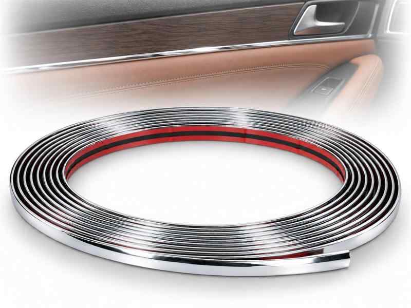 TradeWind 車用 クロムメッキモール ドア バンパー 外装保護 ドレスアップ シルバー (長さ12m 幅8mm)【外装のドレスアップ】光沢のあるクロームメッキ膜がボディーやドア周りのアクセントになり、グリルやバンパーなど貼り付ける場所に合わせて装飾できます。必要な長さに切り分けて使える約12m巻きです。幅の異なるバリエーションから施工箇所に合わせて選べます。【キズ対策と車内装飾】ドア開閉部やバンパー周辺など、接触や擦れが気になる箇所の表面をカバーしながら外観を整えられます。車外だけでなく、インパネ周りなど車内の装飾にも使用できます。施工箇所の幅や形状を確認し、部品の動作を妨げない位置へ取り付けてください。【カットして貼り付け】カッターやハサミで必要な長さに切り分けられます。裏面の両面テープから剥離紙をはがし、位置を確認して貼り付けてください。施工前に貼り付け面の汚れ、油分、ワックス、水分を十分に除去し、貼り付け後は全体をしっかり圧着してください。【柔軟なPVC素材】曲げやすいソフトな材質で、直線部分やコーナー、緩やかなカーブに合わせて施工できます。曲面や球面では装着が難しい場合があるため、施工前に仮合わせを行ってください。接着が不十分な場合は、貼り付け面に適した両面テープなどで補強してください。【商品仕様】カラー：シルバー　材質：PVC、クロームメッキ膜　サイズ：幅8mm、長さ約12m　重量：約350g。貼り付け後72時間は洗車を避け、定着状態を確認してください。使用環境や貼り付け面の状態により密着状態は異なります。