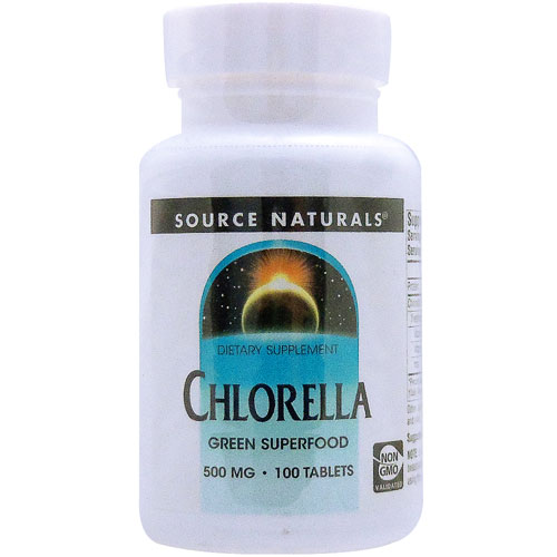 Chlorella 500mg ビタミン・ミネラルのバランスがとれた栄養いっぱい、クロレラ！ クロレラは、葉緑素（クロロフィル）が豊富な緑藻の一種です。良質なタンパク質や食物繊維、アミノ酸、ビタミンなど多様な成分が含まれています。野菜が苦手な方や、毎日の健康キープのための栄養補給にぜひおすすめです。 CGF（クロレラ成長因子）を含むクロレラパワーを、無駄なく存分に発揮できるように、クロレラの細胞壁を破砕して吸収面でも差をつける加工がされています。 お水やジュースの補給と一緒に、毎日の栄養補給にお役立て下さい。 発売元 Source Naturals(ソースナチュラルズ)内容量 / 形状 / サイズ 100粒 ※約25日分 / ※イラストはイメージで実際のものと色や形は異なります。 摂取目安・使用方法 ・栄養補助食品として1日4粒を目安にお召し上がりください。・食品ですのでどのように召し上がっても結構ですが、お食事と一緒のご摂取をおすすめします。 注意事項 ●次に該当する方はご摂取前に医師にご相談ください。・妊娠・授乳中・妊娠を考えている●お子様の手の届かない場所で保管してください。※非遺伝子組換え（Non-GMO）※ページ下部に記載の「サプリメント等についてのご注意」も必ずご確認下さい。 アレルギー情報 動物由来成分は含まれておりません。特記事項 -成分表示 （4粒あたり） ◆タンパク質　　1g◆クロレラ全草　2g・ビタミンA（ベータカロテンとして）　800IU・ビタミンB12　2mcg・鉄　1.8mg （その他成分）◆ステアリン酸、調整セルロースガム、シリカ ・広告文責：SVSコーポレーション（株） 0120-326-039 ・生産国：アメリカ製 ・商品区分：食品