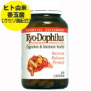 Kyo-Dophilus 1粒15億個のヒト由来善玉菌で、おなかの健康バランスサポート 注目のガセリ菌など、厳選した3種類の善玉菌を1粒にたっぷり15億個詰め込んだ「キョードフィルス」。 熱に強く常温保存OK！さらに、胃酸に邪魔されずしっかりおなかまで到達できるプロバイオティクスを厳選し、おなかから健康バランスを考える方からよく選ばれています。 「ヒトにはヒトの乳酸菌（善玉菌）」とはよく耳にしますが、個人により相性に差があるといわれる乳酸菌の中でもヒト由来の乳酸菌は、やはり私たちの健康には相性がぴったり！ ここでいうヒト由来というのは、もともと「ヒトが持っている」ということを意味します。 おなかのバランスは健康の基本。美容・エチケット対策にもおすすめの「キョードフィルス」で、内側からの健康とキレイを目指しましょう！ 善玉菌を元気に！好相性のプレバイオティクスもご一緒にどうぞ ◆ドクターズベスト ファーメントスーパーフーズ preB 1000mg 50種以上の発酵野菜やフルーツエキスパワーを凝縮 ◆FOS　フラクトオリゴ糖 プロバイオティクスと相性ばっちり！おなかから毎日を元気に応援 発売元 WAKUNAGA of AMERICA社 容量 180粒 ※約90日分 形状 サイズ 約17.5mm×6mm ※イラストはイメージで実際のものと色や形は異なります。 お召し上がり方 栄養補助食品として1日2粒を目安にお召し上がり下さい。 ※4歳未満のお子様に与える場合は、1回1/2カプセルを目安にして下さい。 ※乳児に与える場合は、1/2カプセルを目安に、食品やお飲み物にふりかけてお召し上がり下さい。 ※英文ラベル日本語訳 注意事項 ・高温多湿を避けて、しっかりと蓋を閉めて保管して下さい。 ・お子様の手の届かない場所で保管して下さい。 ・冷蔵保存の必要はありません。 ※保存料、砂糖、ナトリウム、乳製品、イースト、グルテン、人工着色料、香味料は含まれておりません。 ※ページ下部に記載の「サプリメント等についてのご注意」も必ずご確認下さい。 成分表示 （1粒あたり） ◆メーカー独自ブレンド15億個※ （ラクトバチルス ガセリ[L.アシドフィルス]、ビフィドバクテリウム ビフィダム、ビフィドバクテリウム ロンガム） （その他成分） ◆ゼラチン、ポテトスターチ、シリカ ※上記表示数、総生存菌数は賞味期限日まで保証 ・広告文責：SVSコーポレーション（株） 0120-326-039　・生産国：アメリカ製　・商品区分：食品※メーカーの規格変更にともない、パッケージ等がWEBご案内内容と異なる商品が届く場合がございます。