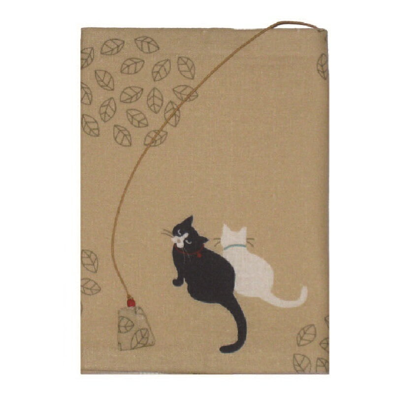 商品特徴 猫のお気に入りの場所とは・・・落ち葉があるお外でお友達と一緒にいる事♪その場所なのですね。飼い主さんはえさの時だけかなぁ しおりの先には生地のモチーフが付いています。 素材は麻の入った綿素材なので、さわやかな感触です。2枚合わせの...