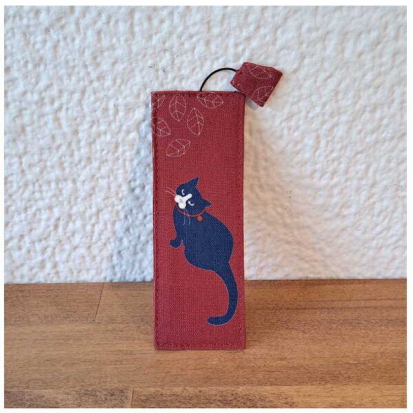 【メール便またはゆうメール 送料200円】 sheepsleep- 和モダンな猫 布のしおり お気に入りの場所 5031- レッド