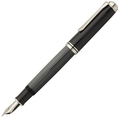 メーカー ペリカン日本株式会社 Pelikan 品名 万年筆 スーベレーン M805 シルバートリム ブラックストライプ シュトレーゼマン 品番 ・M805-BKS-EF(極細字) ・M805-BKS-F(細字) ・M805-BKS-M(中字) ・M805-BKS-B(太字) ・M805-BKS-BB(極太字) サイズ 長さ：142mm(収納時)/約166mm(筆記時) 軸径最大：約13mmφ(クリップを除く)/キャップ径最大：約15mmφ(クリップを除く) 重さ：約29.3g 仕様 ペン先：ロジウムプレート装飾18金ペン先 ※ボトルインクは別売となります。 商品説明 シンプルなブラックストライプの胴軸は、セルロースアセテート製で、伝統ある作業工程を経て作られています。 ブラックのパーツには高級樹脂を使用しました。 クリップとリングにはパラジウムプレートが使われています。 ペン先にはロジウムコーティングを施しシルバーの輝きをプラスしました。 ペリカンの筆記具は全て手作業で組み立てられ、最高の品質基準を満たすために厳しいチェックが行われています。 このエレガントなシリーズは405と805サイズがあり、万年筆、ボールペン、そしてローラーボールよりお選びいただけます。 805シリーズは、スーベレーン800シリーズのシルバートリムバージョンです。 M805は、スーベレーン805シリーズの万年筆です。 備考 ※宅配便のみ利用可能 ※メール便・ネコポス・定形外郵便不可 ※お取り寄せ商品です。 納期にお時間かかる場合がございます。 ご注文後のキャンセルや変更はお受けできません。 在庫が流動的ですので、急な品切れにはご了承くださいませ。 在庫切れ・廃盤の場合はキャンセル処理させていただきます。 お急ぎの場合は予めお問い合わせいただけますと助かります。 ※商品のパッケージデザインは変更されることがあります。ご了承ください。