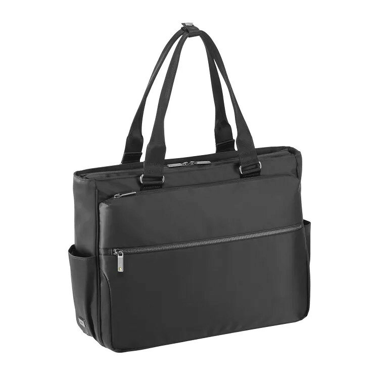 サイズ：W40×H30×D10 cm カラー：ブラック 容量：15L 重量：860g 素材：ナイロン100dnツイル／インターロック加工 機能一覧：1気室／B4／PC対応(15inch)／セットアップ機能／軽量 出張、通勤やタウンユースなどオンオフ兼用できるB4サイズ対応のヨコ型トートバッグです。 【素材】 ナイロン100dnツイル。光沢感と強度のある強力糸ナイロンを使用。 【PC収納】 15インチサイズのPC収納可能。 PC収納部にはクッション性のある軽量芯材を入れ、耐衝撃性を高めています。 【使いやすい内装ポケットレイアウト】 メインスペース前面側には大きめのファスナーポケットと、仕切りポケットを3つ配置。 【フロントファスナーポケット】 前面下部には、折りたたみ傘などが収納しやすいヨコ長のポケット付き 【ペットボトル収納】 メインスペース内側には、ペットボトルや折りたたみ傘などを立てて収納可能です。 収納部の内側には吸水速乾メッシュを採用。 【オーガナイザーポケット】 ペンやモバイル端末、ビジネスツールを収納できる便利なオーガナイザーポケット。 【背面ファスナーポケット】 新聞や雑誌の収納に便利な背面ポケット。入れたものが落ちないファスナーポケット仕様です。 【セットアップ機能】 トローリーバッグのプルドライブハンドルに固定し、走行時のバッグのふらつきを防ぎます。