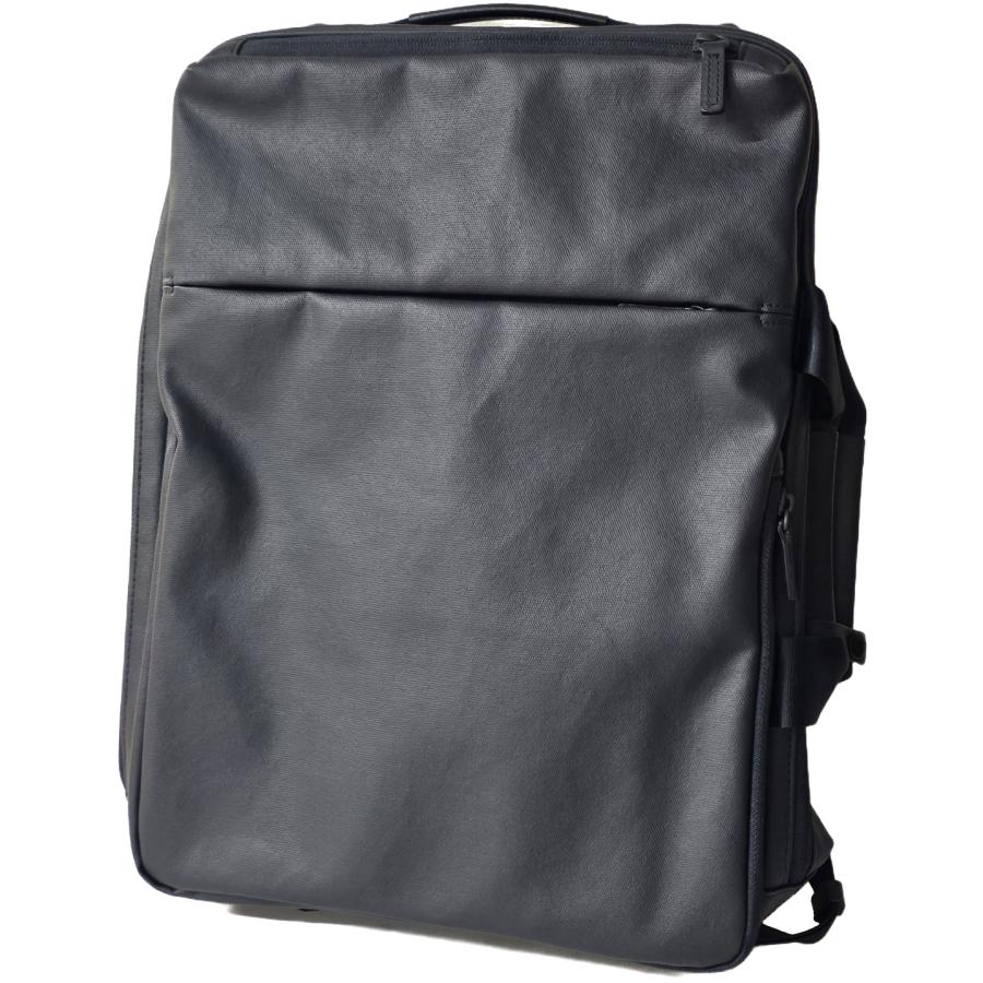 品番：30484-01 サイズ：30×42×13cm カラー：ブラック※画像はネイビーとなります。 素材：帆布（ポリカーボネートPUコーティング） 付属品：タグ B4サイズ対応の2WAYバックパック 前持ちリュックで話題のガジェタブルシリーズの国産・軽量モデル 本体素材の帆布生地には表面にポリカーボネートPUコーティングを使用。 背面の気室には独立したPC収納を設け、15.6インチクラスのPCに対応。 内側にはPCの表面などにキズがつきにくいパイル生地を使用。 L字ファスナーを採用し、タテ・ヨコどちらからでもPCの出し入れがしやすい構造です。 通常のリュックではデッドスペースになりがちなフロントポケットのトップ部分にはメガネやスマートフォンなどの小物を収納できるユーティリティーポケットを配置。 こちらもPC収納部分同様、内側にキズがつきにくいパイル生地を使用。 リュックとして重要な背負い心地に関しても十分配慮されており、背面はメッシュ素材のクッションパットで通気性と背負い心地に優れています。 背面にはトローリーバッグのプルドライブハンドルに固定し、走行時のバッグのふらつきを防ぐセットアップ機能を搭載。 出張にもおすすめ。