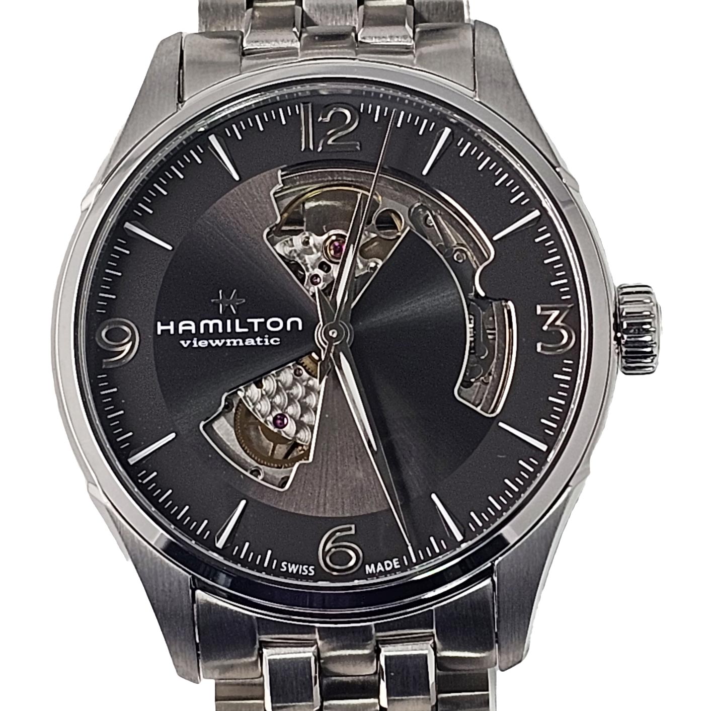 商品番号：H32705181 キャリバー：H-10 コレクション：ジャズマスター ムーブメント：自動巻き ケースサイズ：42mm 厚さ (mm)：11.44 ダイヤルカラー：グレー ケース素材：ステンレススチール クリスタル：サファイアクリスタル ベルトつけ幅：ベルトつけ幅22MM パワーリザーブ：80時間 防水性：5気圧防水 付属品：元箱、説明書、弊社1年保証 状態：新品未使用。ショーケース内ディスプレイ展示品。 新品ですが、ごく微細なスレ等ご了承下さい。検品した限りでは傷等ございませんでした。 スイスの精緻な技術を堪能できるジャズマスター オープンハートは、伝統と革新が見事に融合したデザイン。質の高い素材を使用し、さまざまなダイヤルとストラップの組み合わせをラインナップ。ハミルトンが誇る最高のクラフツマンシップを表現したコレクションです。