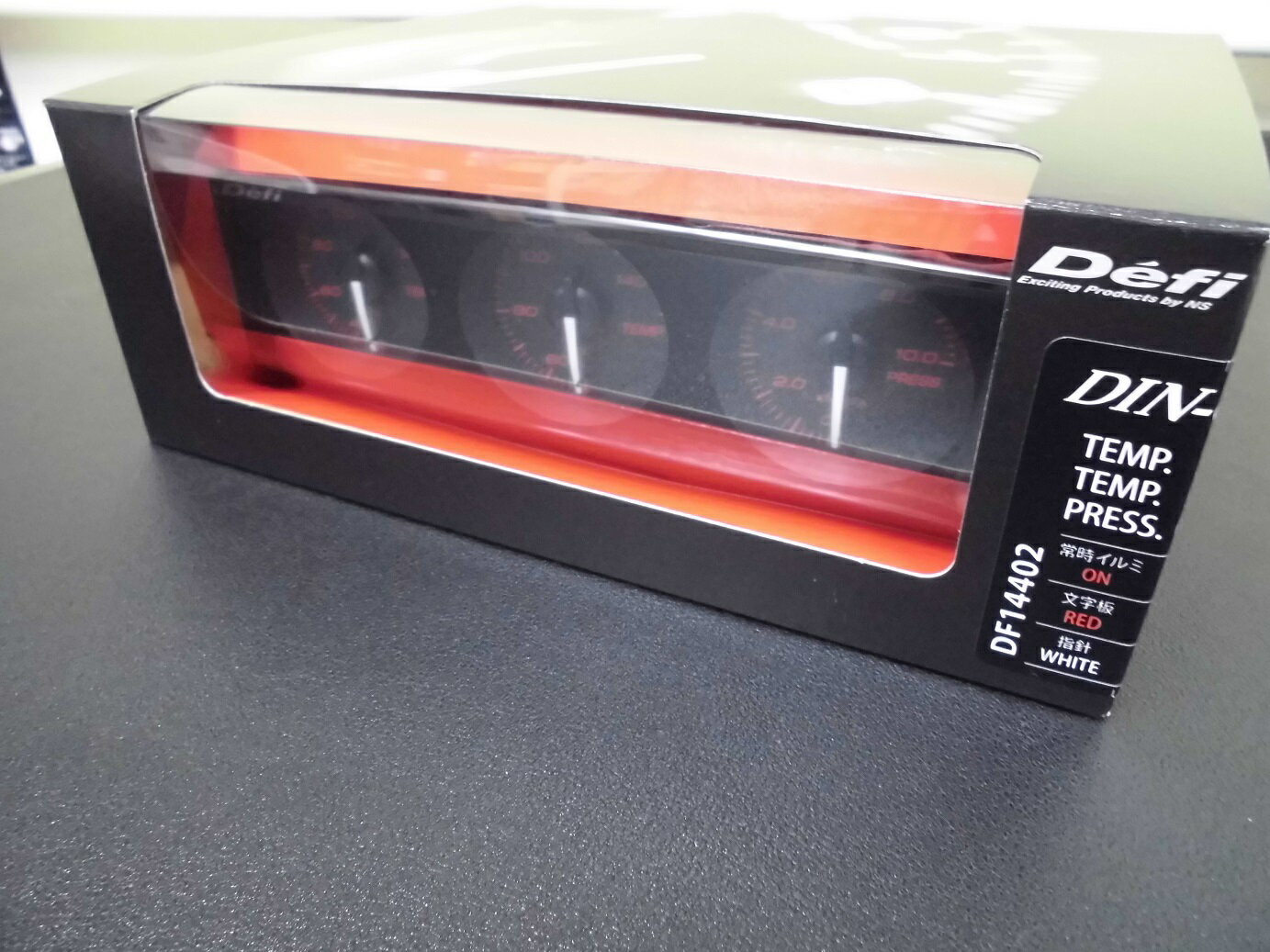 新製品　Defi DIN-Gauge Style21 (デフィ　ディンゲージ） 3連メーター 黒文字板、指針色：白、目盛り色：アンバーレッド、夜間照明色：アンバーレッド 温度計×2　圧力計×1 DF14402