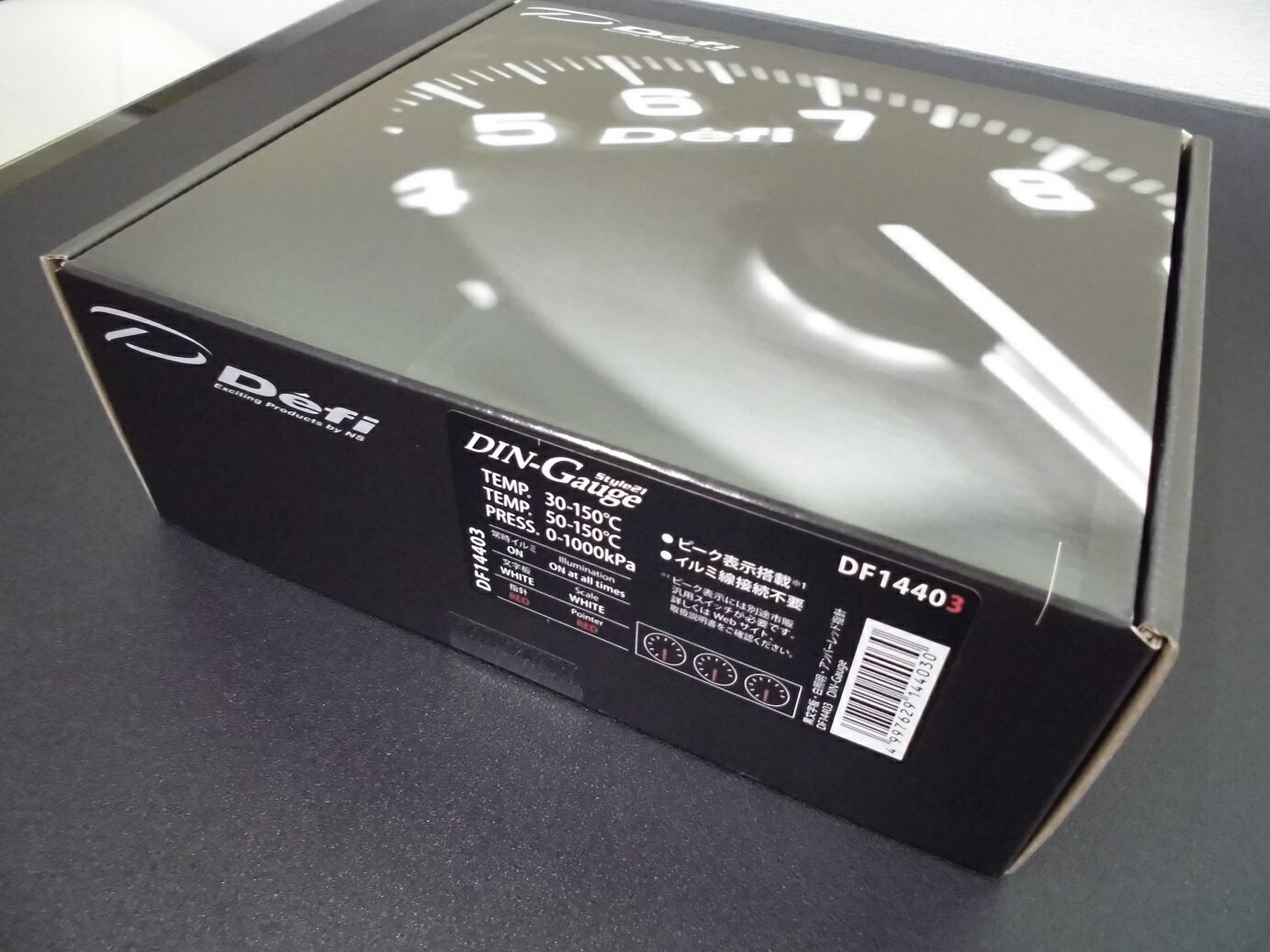 Defi DIN-Gauge Style21　(ディンゲージ)（メーカー品番：DF14403） Defi DIN-Gauge Style21　(ディンゲージ) メーカー品番：DF14403 「　黒文字板、指針色：赤、目盛り色：白、夜間照明色：白　」 ※画像は実際の商品を撮影しておりますが、仕様変更に伴うパッケージ変更もありますので参考画像としてご覧下さい。 1DINサイズの3連メーターです。温度計2個、圧力計1個からなります。 温度センサー2個、圧力センサー1個は製品に含まれています。 （コントロールユニットは必要ありません。又、Defi-LinkシステムやADVANCEシステムとリンクすることはできません。）　　　　　 【商品説明】 ◆DIN-Gauge(ディンゲージ)は1DINサイズの3連メーターです。 ◆温度計2個、圧力計1個からなります。 ◆コントロールユニットは必要ありません。 ◆温度センサー2個、圧力センサー1個は製品に含まれています。 【特長】 ◆業界初ステッピングモーターを用いた最大振れ角270°に透過文字板・発光指針を採用した3連メーター。 ◆3つのメーターをDINサイズに美しく収め、一体感のある洗練されたコックピットビューを実現。 ◆全面フラットフェイスガラス＋ブラックマスク採用により高級感を演出。 ◆3つのメーターが連続的に動作を行うシーケンシャルセレモニーをオープニングとエンディングに採用。 ◆それぞれのメーターが独立してドライバー側へ向いている傾斜文字板採用により高視認性を実現。 ◆STS26Bステッピングモーター採用により、最大振れ角270°を4,600分割(0.059°)のマイコン制御により広振れ角・高精度を実現。 また、サーキットシーンにも耐えうるクイックレスポンス。 ◆油圧/燃圧をPRESS.表示、水温/油温/ATオイルなどをTEMP.1、TEMP.2表示。TEMP1,2はスケールを変えてそれぞれに対応できる温度範囲を設定。 それぞれのシーンに合わせたセッティングが可能。 ◆照明に透過文字板と発光指針を採用し、夜間でも高い視認性を実現。（Style21は常時バックライトオン） ◆照明光源に超高輝度LEDを採用、バルブ切れによる交換が不要。 ◆ピークホールド機能搭載（別途市販の汎用スイッチ必要、電源オフ時に自動ピークリセット。Style21のみに搭載） ※商品在庫は常に流動的な為、欠品などにより納品にお時間を頂く場合があります。 お急ぎの場合は上記「 商品についてのお問い合わせ 」で納期のご確認をお願いします。 商品の詳細に関してはDefiメーカーホームページにてご確認お願いします　