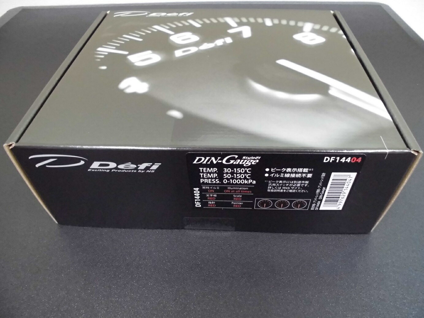 Defi DIN-Gauge Style21　(ディンゲージ)（メーカー品番：DF14404） Defi DIN-Gauge Style21　(ディンゲージ) メーカー品番：DF14404「　 黒文字板、指針色：赤、目盛り色：アンバーレッド、夜間照明色：アンバーレッド　」 ※画像は実際の商品を撮影しておりますが、仕様変更に伴うパッケージ変更もありますので参考画像としてご覧下さい。 1DINサイズの3連メーターです。温度計2個、圧力計1個からなります。 温度センサー2個、圧力センサー1個は製品に含まれています。 （コントロールユニットは必要ありません。又、Defi-LinkシステムやADVANCEシステムとリンクすることはできません。）　　　　　 【商品説明】 ◆DIN-Gauge(ディンゲージ)は1DINサイズの3連メーターです。 ◆温度計2個、圧力計1個からなります。 ◆コントロールユニットは必要ありません。 ◆温度センサー2個、圧力センサー1個は製品に含まれています。 【特長】 ◆業界初ステッピングモーターを用いた最大振れ角270°に透過文字板・発光指針を採用した3連メーター。 ◆3つのメーターをDINサイズに美しく収め、一体感のある洗練されたコックピットビューを実現。 ◆全面フラットフェイスガラス＋ブラックマスク採用により高級感を演出。 ◆3つのメーターが連続的に動作を行うシーケンシャルセレモニーをオープニングとエンディングに採用。 ◆それぞれのメーターが独立してドライバー側へ向いている傾斜文字板採用により高視認性を実現。 ◆STS26Bステッピングモーター採用により、最大振れ角270°を4,600分割(0.059°)のマイコン制御により広振れ角・高精度を実現。 また、サーキットシーンにも耐えうるクイックレスポンス。 ◆油圧/燃圧をPRESS.表示、水温/油温/ATオイルなどをTEMP.1、TEMP.2表示。TEMP1,2はスケールを変えてそれぞれに対応できる温度範囲を設定。 それぞれのシーンに合わせたセッティングが可能。 ◆照明に透過文字板と発光指針を採用し、夜間でも高い視認性を実現。（Style21は常時バックライトオン） ◆照明光源に超高輝度LEDを採用、バルブ切れによる交換が不要。 ◆ピークホールド機能搭載（別途市販の汎用スイッチ必要、電源オフ時に自動ピークリセット。Style21のみに搭載） ※商品在庫は常に流動的な為、欠品などにより納品にお時間を頂く場合があります。 お急ぎの場合は上記「 商品についてのお問い合わせ 」で納期のご確認をお願いします。 商品の詳細に関してはDefiメーカーホームページにてご確認お願いします　