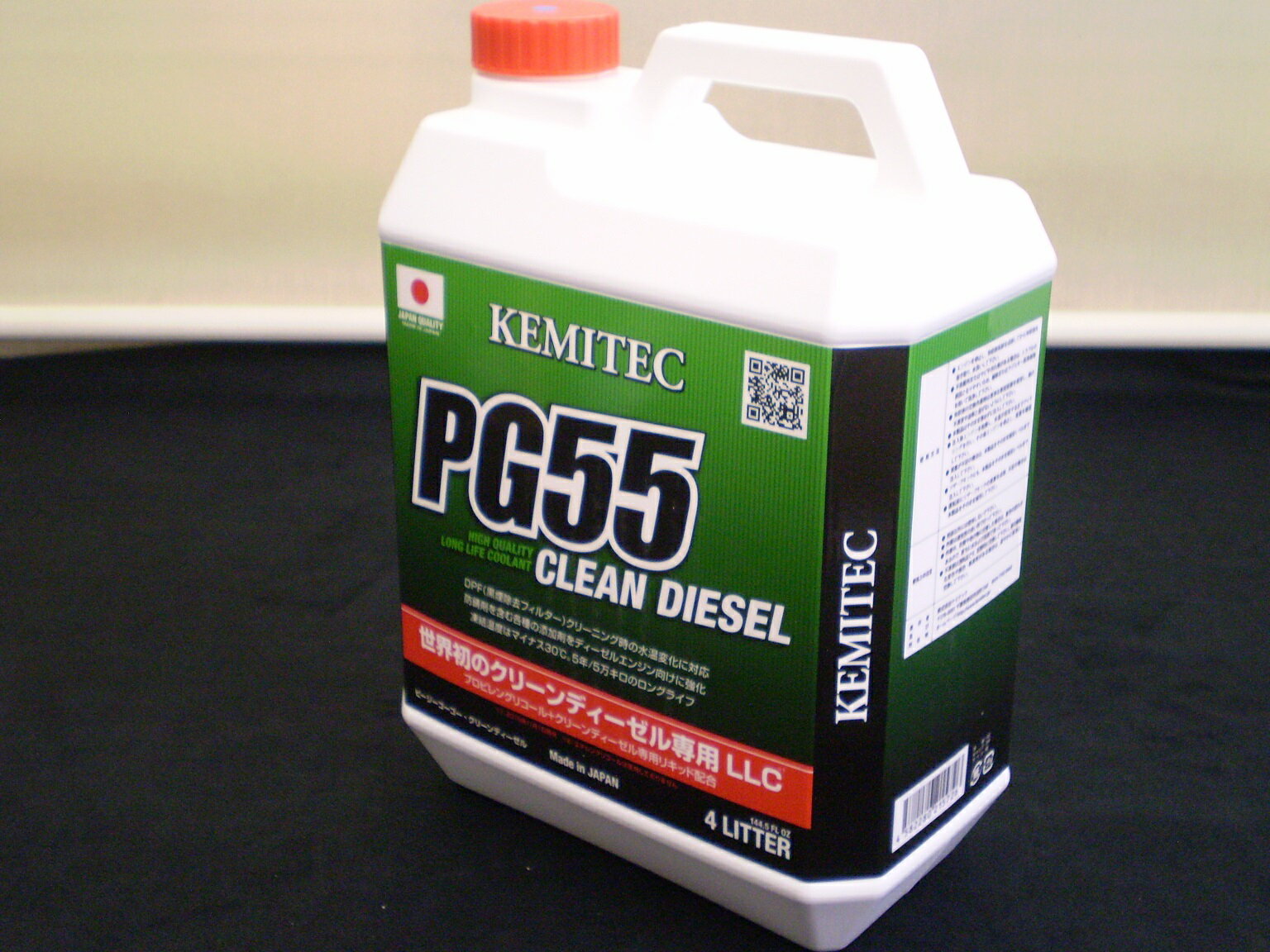 KEMITEC　/　ケミテック 最新ロングライフクーラント　CLEAN DIESEL/クリーンディーゼル　PG55 FH822 【 4L 】HIGH QUALITY LONG LIFE COOLANT ※画像は実際の商品を撮影しておりますが、仕様変更に伴うパッケージ変更もありますので参考画像としてご覧下さい。 凍結温度：-30℃　色：ミッドナイトブルー　ライフ：5年・10万KM（※あくまでも推奨サイクルです、定期交換をお薦め致します。） 商品在庫は常に流動的な為、欠品などにより納品にお時間を頂く場合があります。 お急ぎの場合は納期のご確認をお願いします。 ※国内外各自動車メーカーのクリーンディーゼルエンジンに使用できます。 ※高温になるディーゼルエンジン用に強化されたケミテック独自の添加剤を使用しています。 ※毒性のないプロピレングリコールが主体なので環境・人・クルマに優しい作りになっています。 ※熱吸収性と放出性に優れ、黒煙除去フィルター(DPF)清掃時や渋滞時でも水温の上がりすぎを防ぎます。 ※高い防錆効果が持続するので、5年/5万キロという長時間の使用が可能です。 PG55 CLEAN DIESEL 排ガスの浄化技術が進んだことで次世代エンジンとして注目されているのがクリーンディーゼルエンジンです。 このクリーンエンジン搭載車は日本車だけでなく、メルセデスベンツ、BMW、VWそしてジャガー、ボルボなど 世界中の自動車メーカーから次々と発売されているところからもその期待の高さがわかります。 さて、クリーンディーゼルエンジンですが、これは排ガス内に含まれる有害物質を軽減させるための黒煙除去フィルター(以下DPF)が使われています。 DPFは排気管の途中に装着されているので排気ガスはすべてDPFを通過しますが、ここで軽油の燃焼行程で発生するスス(以下PM)を フィルターに吸着させて大気へ放出させることを防いでいます。 しかし、溜める一方ではフィルターが詰まってしまうので、一定量のPMが溜まるとフィルターのクリーニングを自動で行います。 方法は排気の熱を利用して燃やしきることですが、ディーゼルエンジンは熱効率が高いので通常運転で発生する排気熱ではPMを燃やしきることができません。 そこでクリーンディーゼルエンジンでは燃焼させる燃料を調整することによって一時的に燃焼温度を高めて温度の高い排気ガスを作り出し、 その熱でPMを燃焼させフィルターのクリーニングを行っています。 ところが燃焼温度を高めると水温も上がる傾向になってしまうので、その状況ではオーバーヒート予防のためDPFクリーニングを行わない機能が働きます。 するとエンジンチェックランプが点灯したり、制御が入ったとしてもPMが溜まりすぎているために処理時間が長くなるので余計に水温を上げてしまうこともあります。 また、クリーンディーゼルエンジンはエンジンを軽量に作るためアルミ製パーツを多く使用していますが、アルミは高水温に弱い面もあるため、 エンジン保護の面からも水温の上がりすぎには注意が必要なのです。 そこでアフターパーツ市場では国内トップのエンジン冷却水製造メーカーであるケミテックでは独自開発の添加剤を配合することで 高水温への対策を施した高性能ロングライフクーラント「PG55 CLEAN DIESEL」を開発しました。　