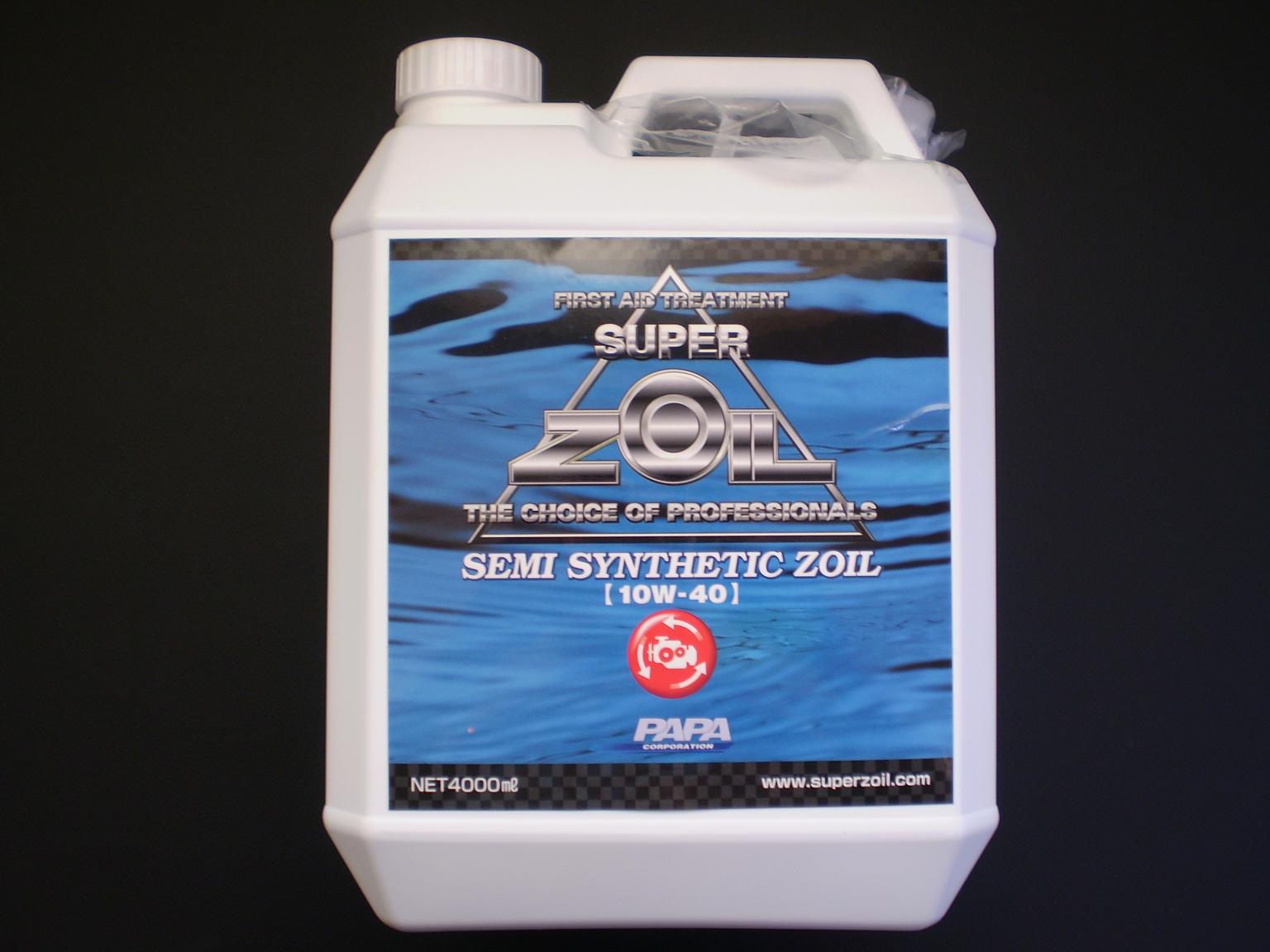 商品詳細 SEMI SYNTHETIC ZOIL　10W-40 4000ml/1缶 ※画像は実際の商品を撮影しておりますが、仕様変更に伴うパッケージ変更もありますので参考画像としてご覧下さい。 ※PAPA　CORPORATIONの正規商品です。 商品在庫は常に流動的な為、欠品などにより納品にお時間を頂く場合があります。 お急ぎの場合は納期のご確認をお願いします。 2輪、4輪共用の新開発のセミシンセティックオイルです。 スーパーゾイル成分を高度な技術で配合し優れた油膜特性と金属表面改質により規格性能を越えた高品質を実現。 高いエンジン保護性能と、コールドスタート時にもダメージを受けない潤滑性能を発揮します。 ■旧車、アメ車、大排気量車等に最適！ ■セミシンセティックオイルにスーパーゾイルを10％配合した理想的なエンジンオイルです。 ■スーパーゾイルの金属表面処理効果と、油膜保持力に優れたベースオイルを使用することにより、規格性能をこえた潤滑性能を発揮します。 ■クラッチを滑らせる成分を含まないため、2輪車用及びエンジンオイルとミッションオイルを共用している車両に最適です。　