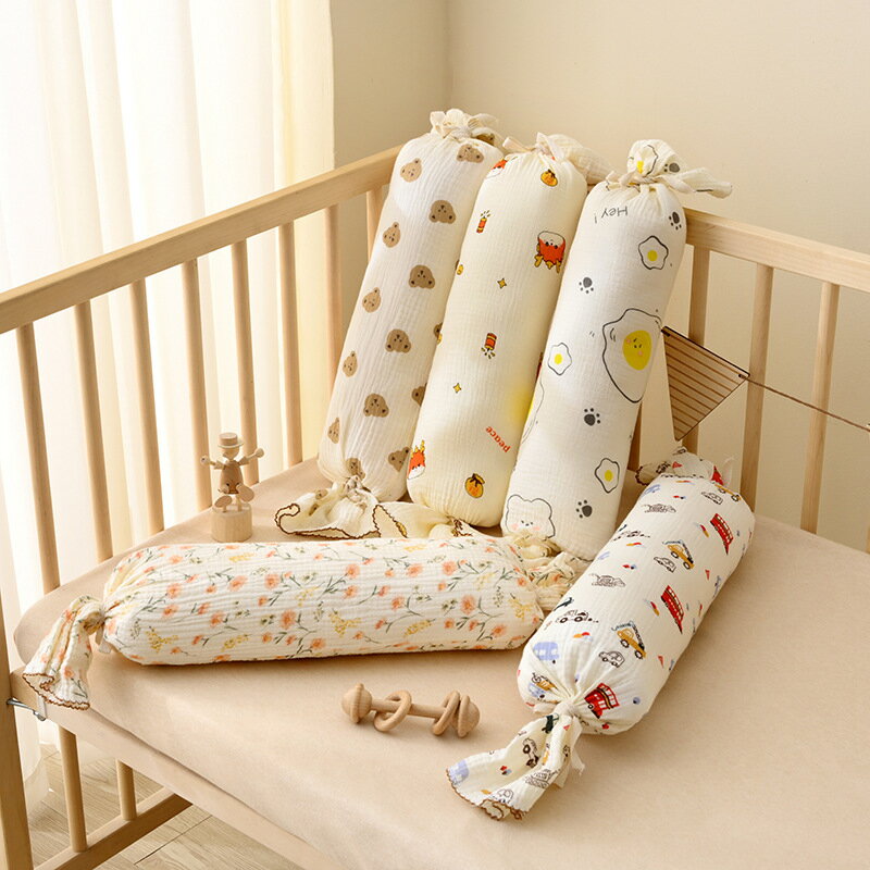 商品 絶壁頭予防 ベビー専用枕 内容 枕本体1個 サイズ サイズ 約250×230×150mm (0-24ヶ月程度) 適合サイズ：頭周り目安40cm以下 製造 中国 特徴 ・科学的に開発された3D構造で絶壁頭を予防 ・通気性抜群のエアメッシュでムレ・窒息を防止 ・BOKENテスト合格済！ 防ダニ、防臭、抗菌予防効果◎ ・先端UV殺菌機、先端の包装機を使用し徹底した衛生管理 洗濯方法 ・本体とカバーは別々に洗ってください。 ＜洗濯機洗い＞ ・枕本体・カバー共にネットへ入れ洗濯機洗い可能です。他の洗濯物との摩擦や繊維の付着を防ぐ為、厚手のネット・単品での洗濯を推奨いたします。 ※手洗いモードや弱モードでお洗濯頂けますとより長持ち致します ＜手洗い＞ ・枕は30℃以下の水につけて、ベビー用洗剤を使い、全体を押し洗いしてください。 ・押し洗い後きれいな水で数回すすいでください。 ・洗濯後は直射日光を避け、陰干しで中までしっかり乾燥させてください。 ・乾燥機は使用しないでください。 注意事項 ・商品写真は出来る限り現物に近くなるよう努めておりますが、お使いの環境により色の見え方が実物と異なる場合が御座います。 ・生地の柄の出方は裁断位置により個々に異なります。また、生産ロットにより色の誤差がある場合が御座います。 ・デザインや仕様は改善のため予告なく変更する事があります。 ・枕使用時、頭が中央窪みの底面につく場合は使用を中止し、頭囲成長具合をみながらご使用ください。 ・ 枕が 高い と感じたら、赤ちゃんの身体の下に タオル や シーツ 等を敷いて 高さ調整 してください。 ・本体は手作業での製造の為、多少歪みが発生する場合が御座いますので不良としての交換は出来かねます。 ・お湯で洗わないでください。変形・劣化の恐れがあります。 ・洗濯後の破損は初期不良か判断が出来ない為、対応致しかねます ・本来の用途以外には使用しないでください。 保証 商品到着より7日間 ※初期不良のみ、外箱開封後の返品不可、7日以降不可 ※ご使用後・洗濯後のいかなる不具合も初期不良として受付できません、お使いの前に必ずご確認くださいベビー枕 クッション 安眠 添い寝 まくら 円筒形 だきまくら お昼寝 横向き寝 寝返り防止 赤ちゃん 妊娠 寝抱き枕 快眠 通気性 吸湿性 天然素材 洗える ベッドからの落ち防止 出産お祝い お誕生日 新年 クリスマス プレゼント ベビー枕 クッション 安眠 添い寝 まくら 円筒形 だきまくら お昼寝 横向き寝 寝返り防止 赤ちゃん 妊娠 寝抱き枕 快眠 通気性 吸湿性 天然素材 洗える ベッドからの落ち防止 出産お祝い お誕生日 新年 クリスマス プレゼント【送料無料】