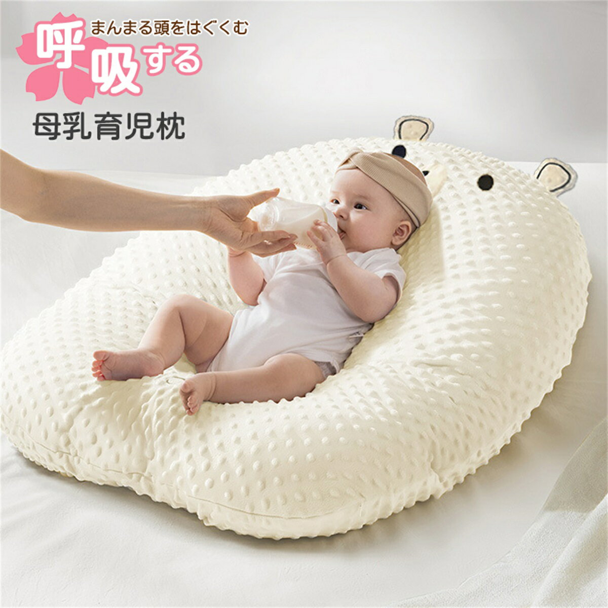 商品 授乳クッション 授乳枕 内容 枕本体1個 サイズ サイズ 約250×230×150mm (0-24ヶ月程度) 適合サイズ：頭周り目安40cm以下 製造 中国 特徴 ・科学的に開発された3D構造で絶壁頭を予防 ・通気性抜群のエアメッシュでムレ・窒息を防止 ・BOKENテスト合格済！ 防ダニ、防臭、抗菌予防効果◎ ・先端UV殺菌機、先端の包装機を使用し徹底した衛生管理 洗濯方法 ・本体とカバーは別々に洗ってください。 ＜洗濯機洗い＞ ・枕本体・カバー共にネットへ入れ洗濯機洗い可能です。他の洗濯物との摩擦や繊維の付着を防ぐ為、厚手のネット・単品での洗濯を推奨いたします。 ※手洗いモードや弱モードでお洗濯頂けますとより長持ち致します ＜手洗い＞ ・枕は30℃以下の水につけて、ベビー用洗剤を使い、全体を押し洗いしてください。 ・押し洗い後きれいな水で数回すすいでください。 ・洗濯後は直射日光を避け、陰干しで中までしっかり乾燥させてください。 ・乾燥機は使用しないでください。 注意事項 ・商品写真は出来る限り現物に近くなるよう努めておりますが、お使いの環境により色の見え方が実物と異なる場合が御座います。 ・生地の柄の出方は裁断位置により個々に異なります。また、生産ロットにより色の誤差がある場合が御座います。 ・デザインや仕様は改善のため予告なく変更する事があります。 ・枕使用時、頭が中央窪みの底面につく場合は使用を中止し、頭囲成長具合をみながらご使用ください。 ・ 枕が 高い と感じたら、赤ちゃんの身体の下に タオル や シーツ 等を敷いて 高さ調整 してください。 ・本体は手作業での製造の為、多少歪みが発生する場合が御座いますので不良としての交換は出来かねます。 ・お湯で洗わないでください。変形・劣化の恐れがあります。 ・洗濯後の破損は初期不良か判断が出来ない為、対応致しかねます ・本来の用途以外には使用しないでください。 保証 商品到着より7日間 ※初期不良のみ、外箱開封後の返品不可、7日以降不可 ※ご使用後・洗濯後のいかなる不具合も初期不良として受付できません、お使いの前に必ずご確認くださいろととクッション ろととクッション 赤ちゃんの吐き戻し防止スロープ枕 赤ちゃん横臥睡眠スロープパッド 新生児の授乳用品 ベビースリーピングスロープマット 授乳枕 ろととクッション ろととクッション 赤ちゃんの吐き戻し防止スロープ枕 赤ちゃん横臥睡眠スロープパッド 新生児の授乳用品 ベビースリーピングスロープマット 授乳枕 【送料無料】