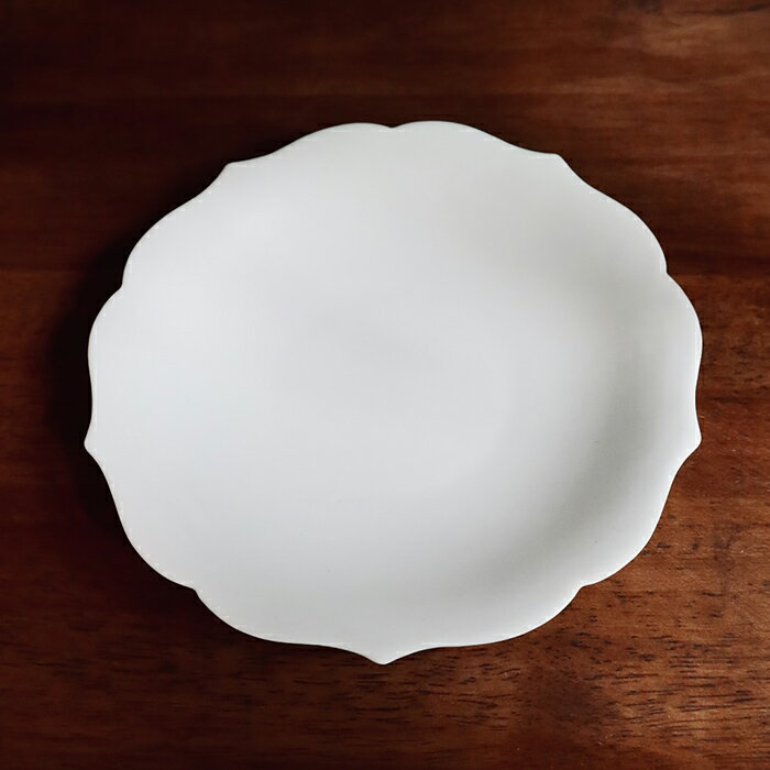 菊皿のお皿がおしゃれだなと思って。いろいろな料理に使いやすい陶器でできた輪花のお皿を教えて！