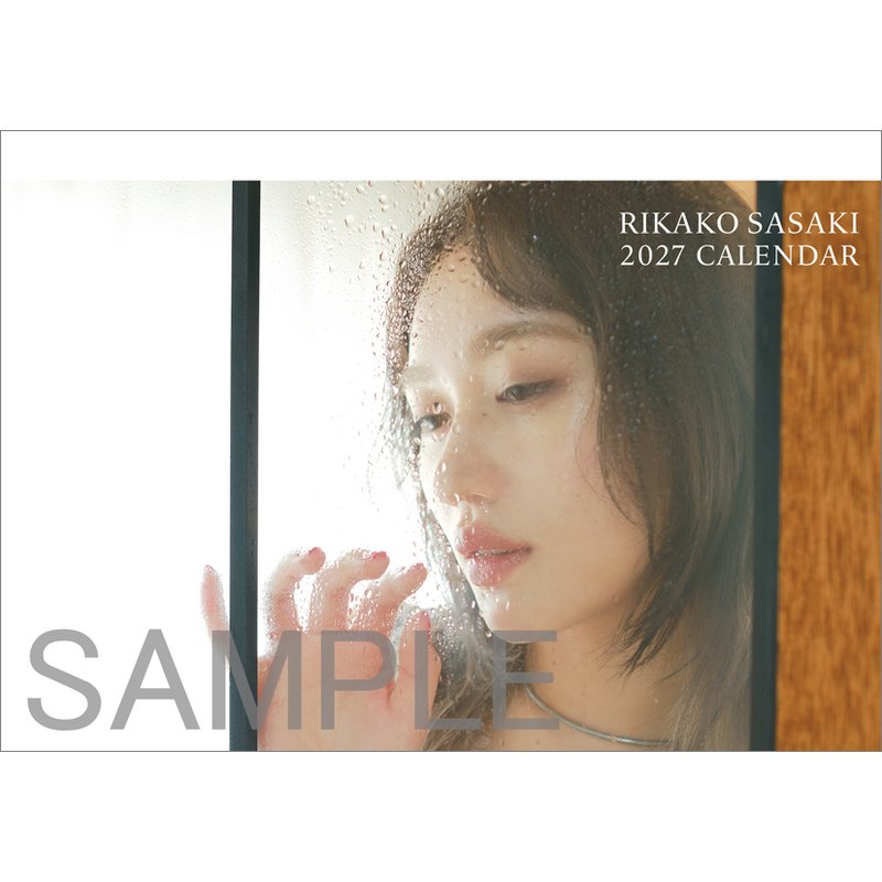 2027 CALENDAR COLLECTION 卓上 佐々木莉佳子 PRODUCT SPECIFICATIONS 商品品番 27CL-0183 発売予定日 2026年10月17日 発売 仕様・サイズ A5・14枚 (卓上) 定価 (税込) 4,345円 (税込) JANコード 4900459571457 【ご注文前のご確認事項（必読）】 掲載画像について: 表紙画像および中面サンプルはメーカー監修中のイメージです。実物と一部デザインが異なる場合がございます。画像違いでの返品・交換はお受けできません。 入荷・発送時期について: ご注文確定後にメーカー手配を開始いたします。受付日より通常10〜15営業日前後での入荷・発送見込みとなります。メーカー在庫完売時はやむを得ずキャンセルとなる場合がございます。 発売日の変更について: 発売日はメーカー都合により頻繁に変更・延期となる場合がございます。最新情報に準拠し、発売日以降の入荷分より順次発送いたします。 同梱配送のご注意: 特殊ロール形状および梱包都合上、書籍・CD・DVD等と一緒のご注文はお受けできません。カレンダー単体でのご注文をお願いいたします。