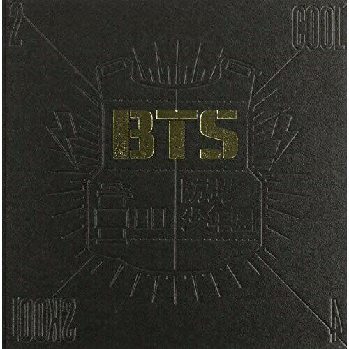2 Cool 4 Skool: 1st Single (輸入盤)BTSビィーティーエス びーてぃーえす　発売日 : 2013年6月14日　種別 : CD　JAN : 8804775049590　商品番号 : L100004713【商品紹介】韓国の新星ヒップホップ・アイドル・グループ、BTS(防弾少年団)のデビュー・シングル! BTSはリーダーのRap Monsterをはじめ、SUGA、Jin、J-Hope、ジミン、V(ブイ)、ジョングクによる7人組。メンバーは皆実力派揃いで、このデビュー・シングルでも全曲の作詞・作曲に参加。「ヒップホップは自分のストーリーをダイレクトに伝えることができる」という彼らの考えに基づいて、自分達のメッセージや経験を盛り込んだ自作曲やフリー・スタイル・ラップなども披露している。デビュー曲”No More Dream”は90年代のギャングスタ・ヒップホップを彼らなりに再解釈した1曲となっている。【収録内容】1.Intro: 2 Cool 4 Skool (Feat. DJ Friz)2.We are Bulletproof PT.23.Skit: Circle Room Talk4.No More Dream5.Interlude6.チョアヨ7.Outro: Circle Room Cypher