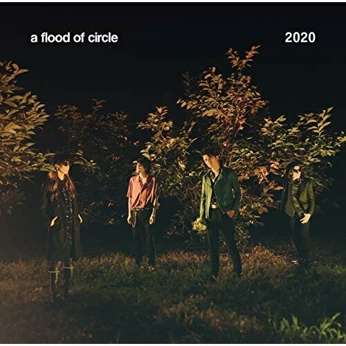 2020 (通常盤)a flood of circleフラッドオブサークル ふらっどおぶさーくる　発売日 : 2020年10月21日　種別 : CD　JAN : 4988004158650　商品番号 : TECI-1700【商品紹介】a flood of circleが記念すべき10枚目のフルアルバムその名も『2020』(ヨミ:ニーゼロニーゼロ)をリリース。先行シングル「Beast Mode」を含む全12曲。どの曲をシングルカットしても成立するようなクオリティの高い楽曲が並んでいます。まるで闇の中にいるようなコロナ禍においても”それが一体なんだっつーんだよ?始めようぜ!”と叫ぶ佐々木亮介からの強烈なメッセージ。 2020年というよりは2020年代を象徴する、圧倒的なロックンロールアルバム堂々完成!【収録内容】CD:11.2020 Blues2.Beast Mode3.ファルコン4.Super Star5.天使の歌が聴こえる6.Free Fall & Free For All7.人工衛星のブルース8.Rollers Anthem9.ヴァイタル・サインズ10.Whisky Pool11.欲望ソング(WANNA WANNA)12.火の鳥