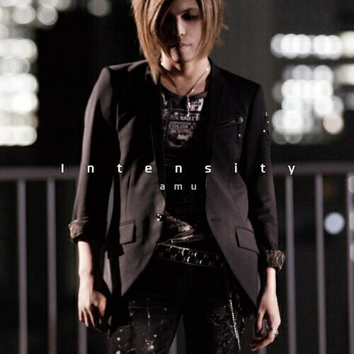 Intensity (CD+DVD) (初回生産限定盤)amuアム あむ　発売日 : 2012年7月04日　種別 : CD　JAN : 4560372441239　商品番号 : KDSD-566【商品紹介】動画投稿サイトの”歌ってみた”カテゴリで活躍する人気男性歌い手、amuのセカンド・アルバム。ファースト・アルバム『step on』では、ロック・テイストをコンセプトの中心に据えつつ、ヴァリエーション豊かな楽曲を披露。本作も、女性キーまで楽々と歌いこなす高音を活かし、安定感のある歌声で様々な楽曲を収録。【収録内容】CD:11.bullet2.プロパガンダ3.5014.ハルシオン5.ALICE iN BLACK MARKET6.egoistic lovers7.celluloid8.アメノチフタリDVD:21.silvia(Music Video)2.bullet(Music Video)