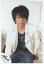 【中古】生写真(ジャニーズ)/アイドル/NEWS NEWS/増田貴久/膝上・座り・ジャケット白・インナー黒・ジーンズ/公式生写真