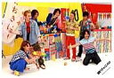 【中古】生写真(ジャニーズ)/アイドル/関ジャニ∞ 関ジャニ∞/集合(7人)/横型・屋台・縁日・センター村上・風車・背景黄色/公式生写真