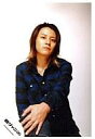 【中古】生写真(ジャニーズ)/アイドル/関ジャニ∞ 関ジャニ∞/渋谷すばる/膝上・座り・シャツチェック青・左手膝・背景白/公式生写真