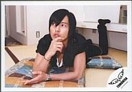 【中古】生写真(ジャニーズ)/アイドル/NEWS NEWS/山下智久/横型/うつ伏せ・寝そべる・シャツ黒・座布団..