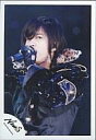 【中古】生写真(ジャニーズ)/アイドル/NEWS NEWS/山下智久/ライブフォト・バストアップ・衣装黒・左手マイク・襟元豹柄・背景黒/公式生写真(3)