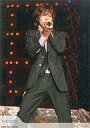 【中古】生写真(ジャニーズ)/アイドル/NEWS NEWS/山下智久/服装黒スーツ/背景ライブ会場/全身正面向きマイク持ち/Johnny’s web