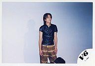 【中古】生写真(ジャニーズ)/アイドル/V6 V6/坂本昌行/横型 膝上 衣装黒 茶色ズボン 背景白/公式生写真