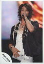 【中古】生写真(ジャニーズ)/アイドル/KAT-TUN KAT-TUN/赤西仁/ライブフォト・上半身・衣装黒・インナー黒・左手マイク・右手お腹/公式生写真