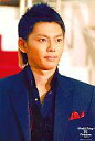 【中古】生写真(ジャニーズ)/アイドル/タッキー&翼 タッキー&翼/今井翼/バストアップ・黒スーツ・顔右向き・背景白赤/2Lサイズ/World’sWing翼Pr...