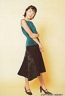 【中古】生写真(ハロプロ)/アイドル/モーニング娘。 小川麻琴/背景白/衣装緑/左手で右ひじを押さえ