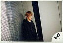 【中古】生写真(ジャニーズ)/アイドル/V6 V6/三宅健/横型・上半身・黒コート・右向き/公式生写真