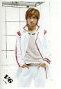 【中古】生写真(ジャニーズ)/アイドル/V6 V6/三宅健/膝上・衣装白に赤ライン・背景タイル・両手ポケット/公式生写真