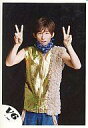 【中古】生写真(ジャニーズ)/アイドル/V6 V6/三宅健/膝上・金色衣装・両手ピース・首にバンダナ/公式生写真