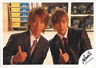 【中古】生写真(ジャニーズ)/アイドル/NEWS NEWS/山下智久・小山慶一郎/横型・上半身・衣装黒・白・スーツ・ネクタイ・親指立て/公式生写真
