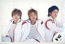【中古】生写真(ジャニーズ)/アイドル/V6 V6/三宅・森田・岡田/横型・上半身・座り・衣装白・赤ライン・目線右/公式生写真