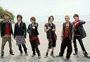 【中古】生写真(ジャニーズ)/アイドル/KAT-TUN KAT-TUN/集合(6人)/横型 全身 衣装黒 赤 砂浜 枠無し ロゴ「QUEEN OF PIRATES」/公式生写真