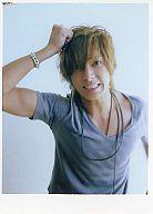 【中古】生写真(ジャニーズ)/アイドル/NEWS 山下智久/衣装グレーTシャツ/CDS「Loveless」特典