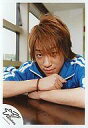 【中古】生写真(ジャニーズ)/アイドル/NEWS 小山慶一郎/バストアップ/両手肘つき/青ジャージ