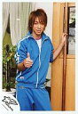 【中古】生写真(ジャニーズ)/アイドル/NEWS 小山慶一郎/膝上/青ジャージ/左手柱/右手親指立て