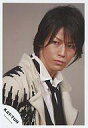 【中古】生写真(ジャニーズ)/アイドル/KAT-TUN KAT-TUN/亀梨和也/バストアップ/白黒セーターコート/黒ネクタイ/目線左下