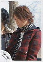 【中古】生写真(ジャニーズ)/アイドル/KAT-TUN KAT-TUN/亀梨和也/上半身/赤黒チェックコート/白黒マフラー/体左向き