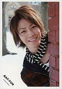 【中古】生写真(ジャニーズ)/アイドル/KAT-TUN KAT-TUN/亀梨和也/バストアップ/赤黒チェックコート/白黒マフラー/壁から顔を出す
