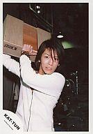 【中古】生写真(ジャニーズ)/アイドル/KAT-TUN KAT-TUN/亀梨和也/上半身/白パーカー/木箱を運ぶ