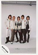 【中古】生写真(ジャニーズ)/アイドル/KAT-TUN KAT-TUN/全員/5人/全身/背景白/亀梨両手膝【タイムセール】