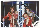 【中古】生写真(ジャニーズ)/アイドル/KAT-TUN KAT-TUN/亀梨和也 赤西仁/横型/赤 金の混色衣装/赤西サングラス