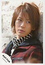 【中古】生写真(ジャニーズ)/アイドル/KAT-TUN KAT-TUN/亀梨和也/バストアップ/赤黒チェックコート/白黒マフラー/背景壁