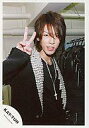 【中古】生写真(ジャニーズ)/アイドル/KAT-TUN KAT-TUN/亀梨和也/上半身/黒衣装/右手ピース/背景衣装掛け