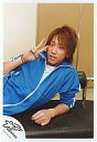 【中古】生写真(ジャニーズ)/アイドル/NEWS 小山慶一郎/上半身/青ジャージ/寝そべる/右手ピース